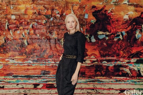 Melissa Chiu in front of a monumental commission by Mark Bradford, Pickett’s Charge (2017), at the Hirshhorn Museum and Sculpture Garden in Washington, D.C.