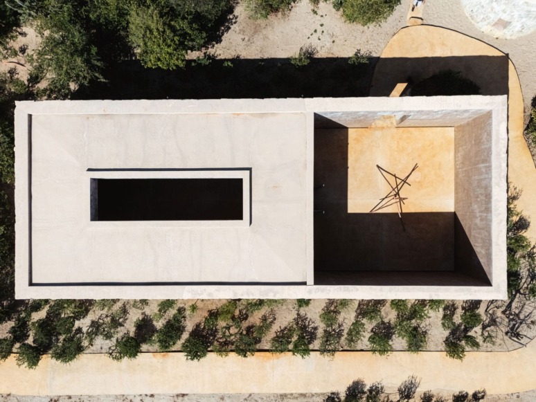Aerial view of "Demarcaciones Inversas," Ximena Garrido-Lecca’s exhibition at Meridiano, Puerto Escondido.