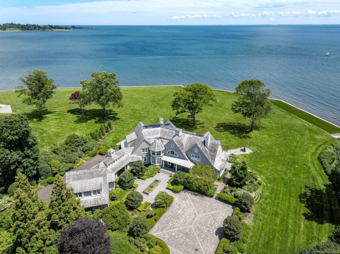In Westport, Connecticut, architect Roger Ferris designed this waterfront home in 2007 for Phil Donahue and Marlo Thomas. It’s now on the market for $27.5 million.
