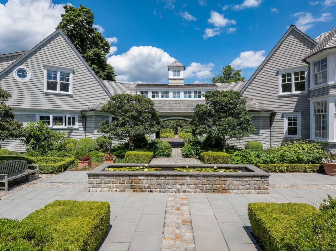 In Westport, Connecticut, architect Roger Ferris designed this waterfront home in 2007 for Phil Donahue and Marlo Thomas. It’s now on the market for $27.5 million.