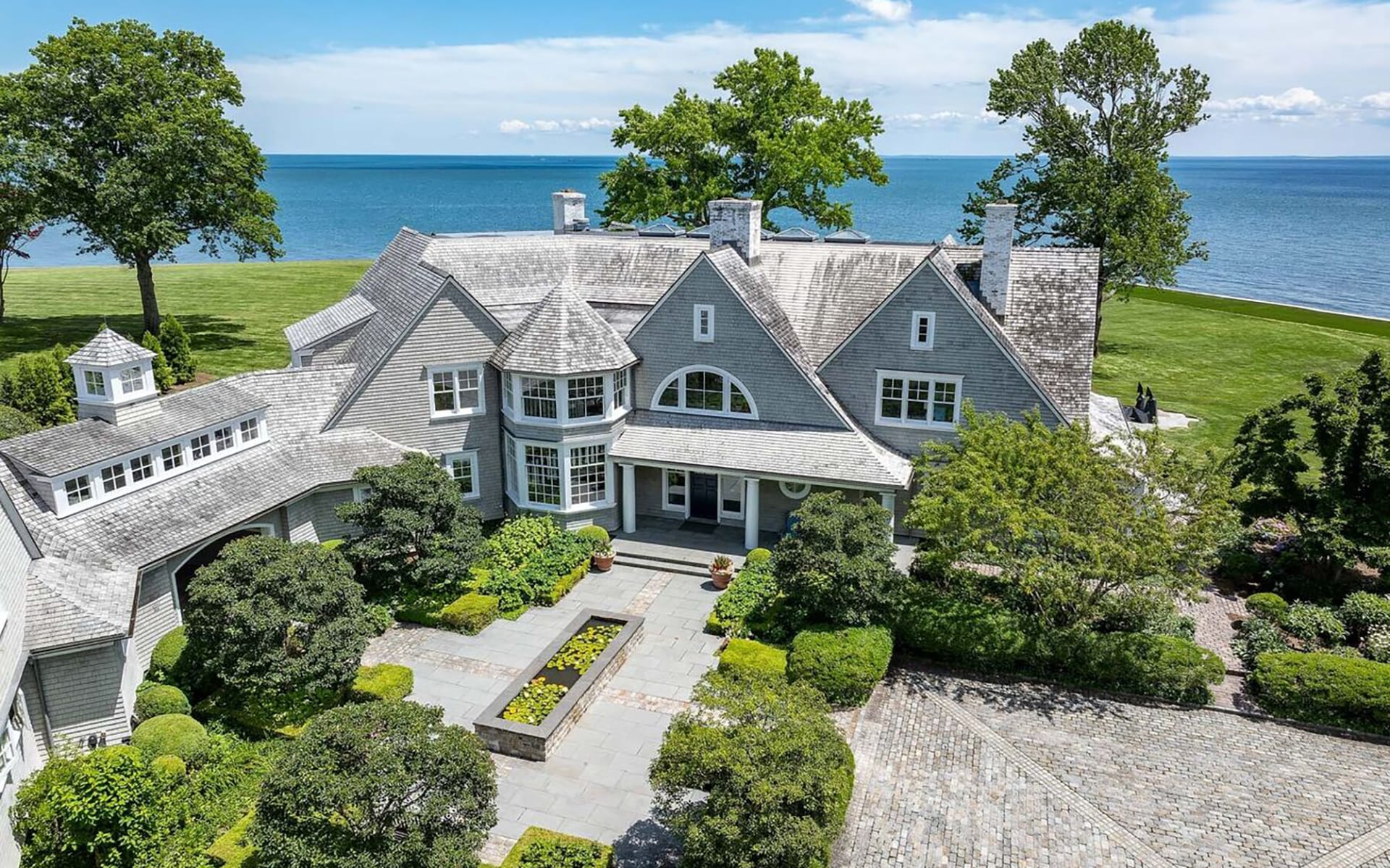 In Westport, Connecticut, architect Roger Ferris designed this waterfront home in 2007 for Phil Donahue and Marlo Thomas.
