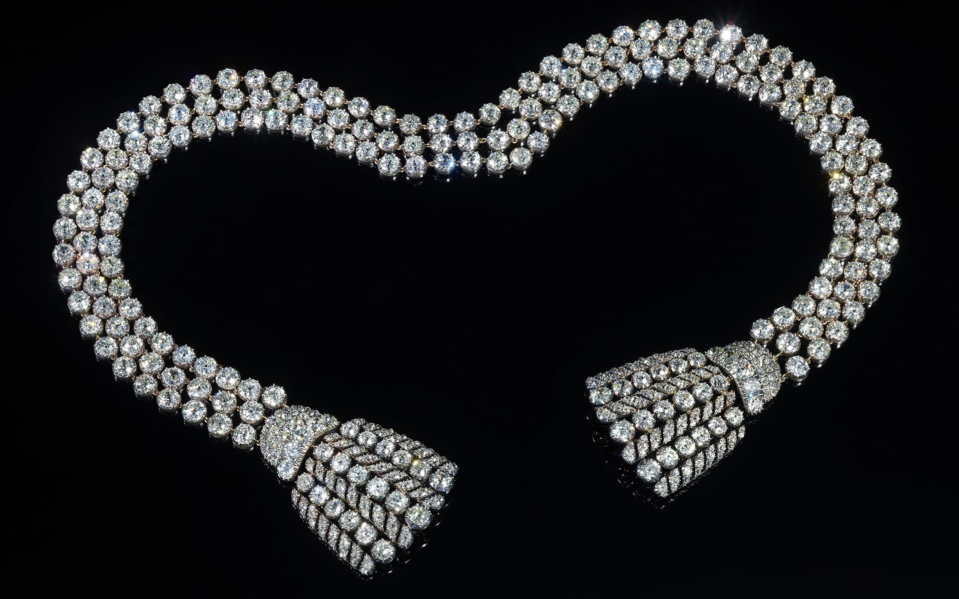 A necklace with links to Marie Antoinette could fetch up to $2.8 million.