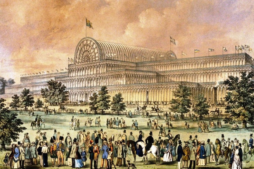 Illustration of the Crystal Palace with a crowd in front, featuring trees and historical architecture, from the 19th century.