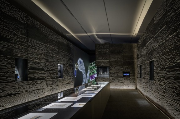 Installation view "Cartier Design: A Living Legacy". Museo Jumex, 2023.