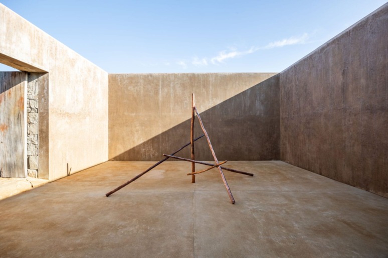 In the gallery’s courtyard, Garrido-Lecca presents a freestanding cast-copper sculpture from her Transmutaciones (Transmutations) series (2018–ongoing), inspired by the wooden structures that migrants have used to mark land on the outskirts of Lima since the 1950s. Transmutaciones – Composición IV/ Transmutations – Composition IV, 2025.