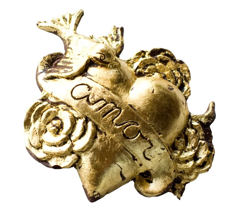 Gold heart with "amor" banner, surrounded by roses and a bird engraving, isolated on a white background.
