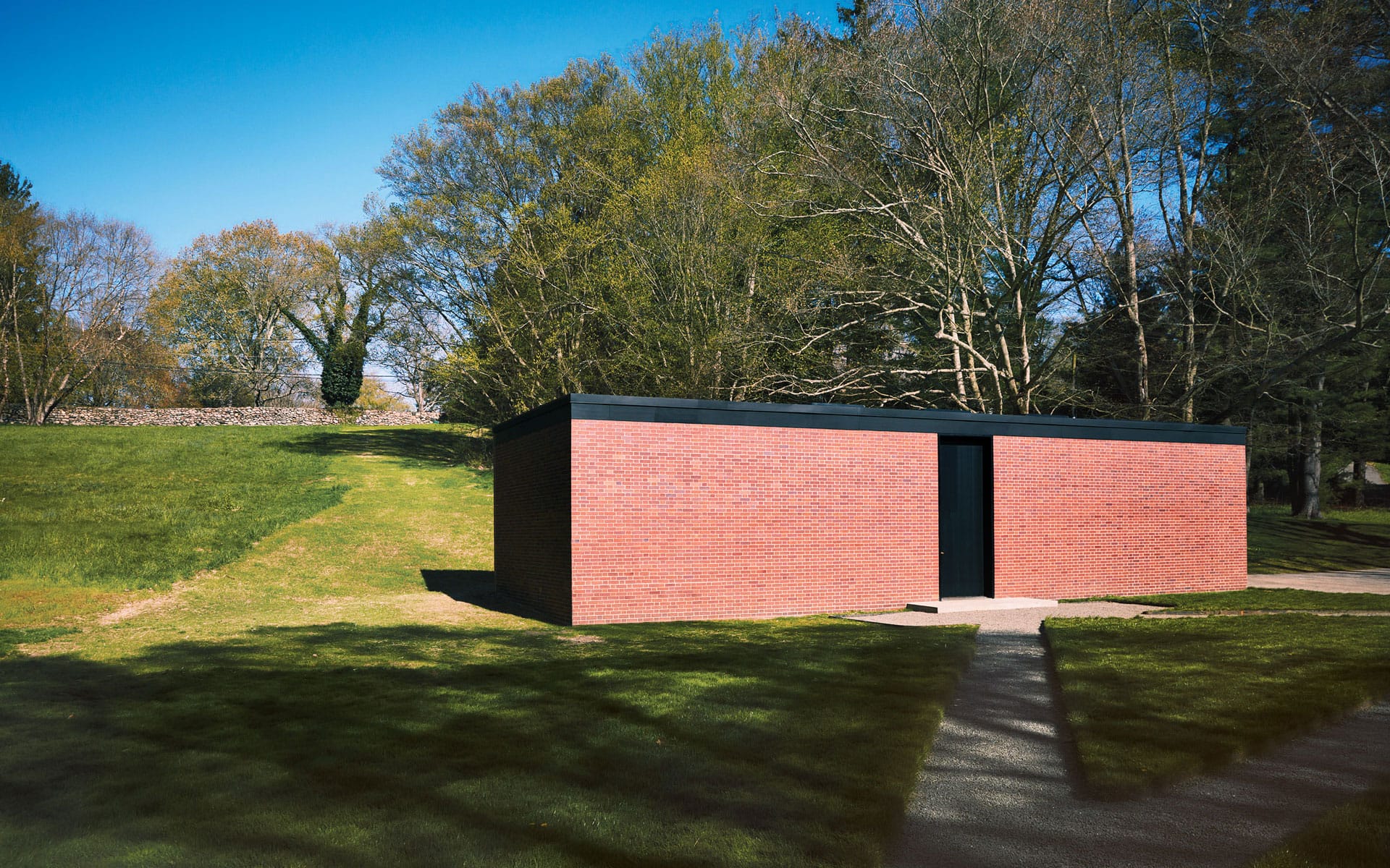 Built in 1949, the Brick House features an unassuming facade that serves as a contrast to the Glass House.