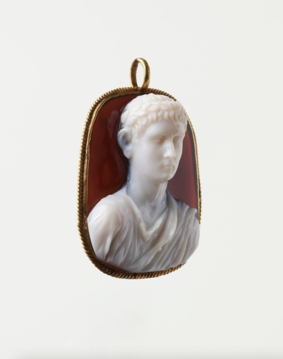 Ancient Roman cameo carving of a male figure in profile, set in a gold frame with a loop for hanging