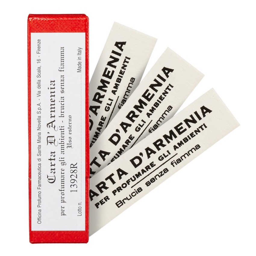 Red box with Italian text and four paper strips labeled "Carta d'Armenia" for scenting, arranged fan-like.