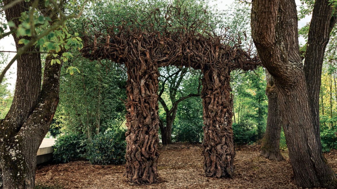 In Ruinart garden, artist Cornelia Konrads used old vines to create The Arch.
