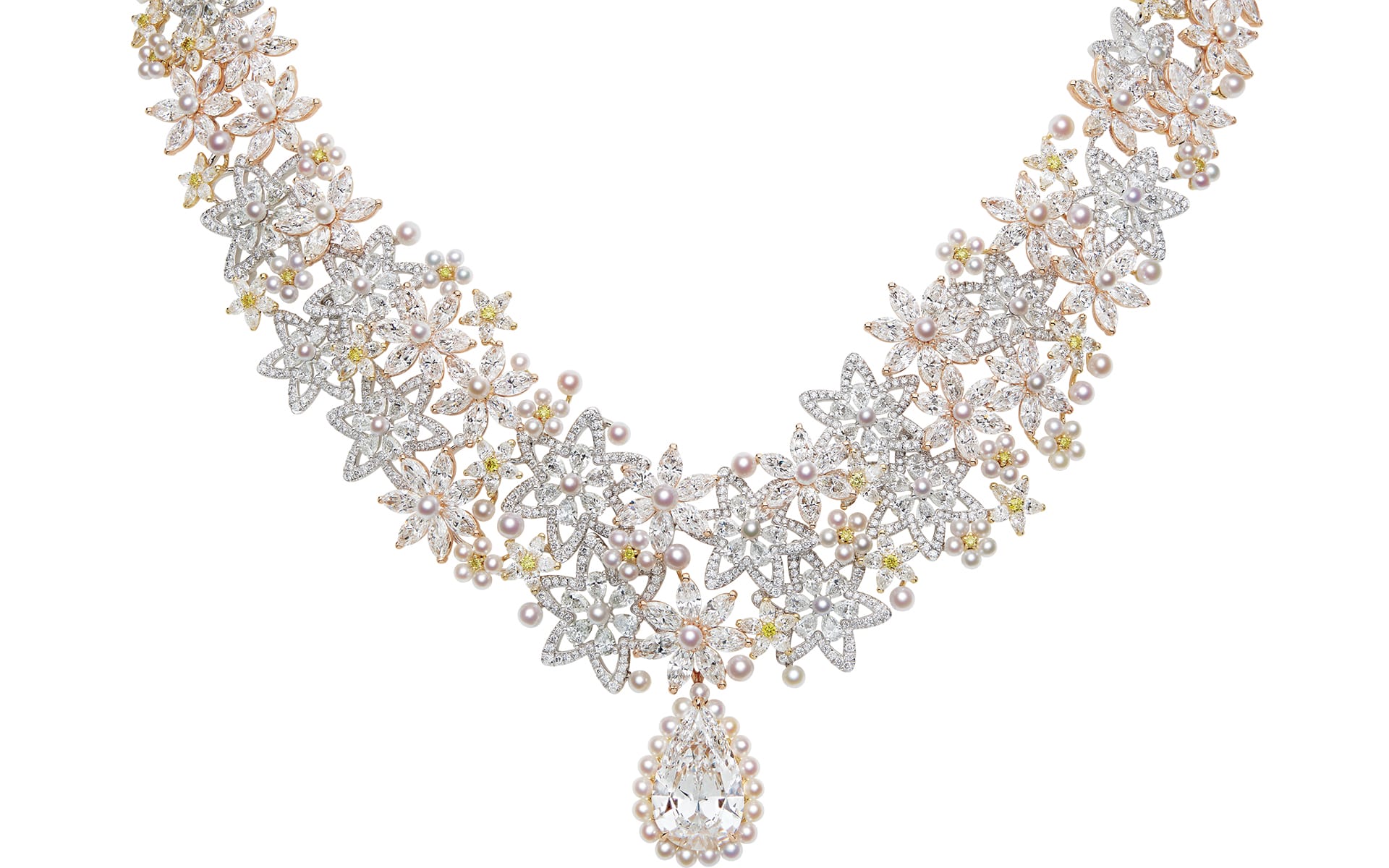 The Dior Milly Dentelle necklace features a mix of white and yellow diamonds with cultured pearls. Yellow, white, and pink gold form the setting. A gouache reflects the details of the piece.