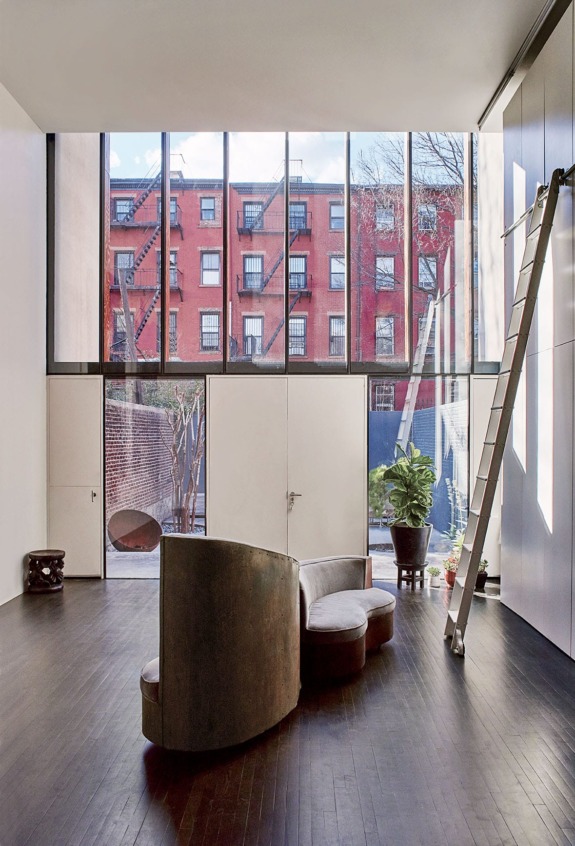Created in 2006 by architect David Adjaye, artist Lorna Simpson’s four-story studio in Brooklyn comprises offices and gallery spaces. The double-height ground-floor salon is outfitted with a vintage sculptural tête-à-tête.