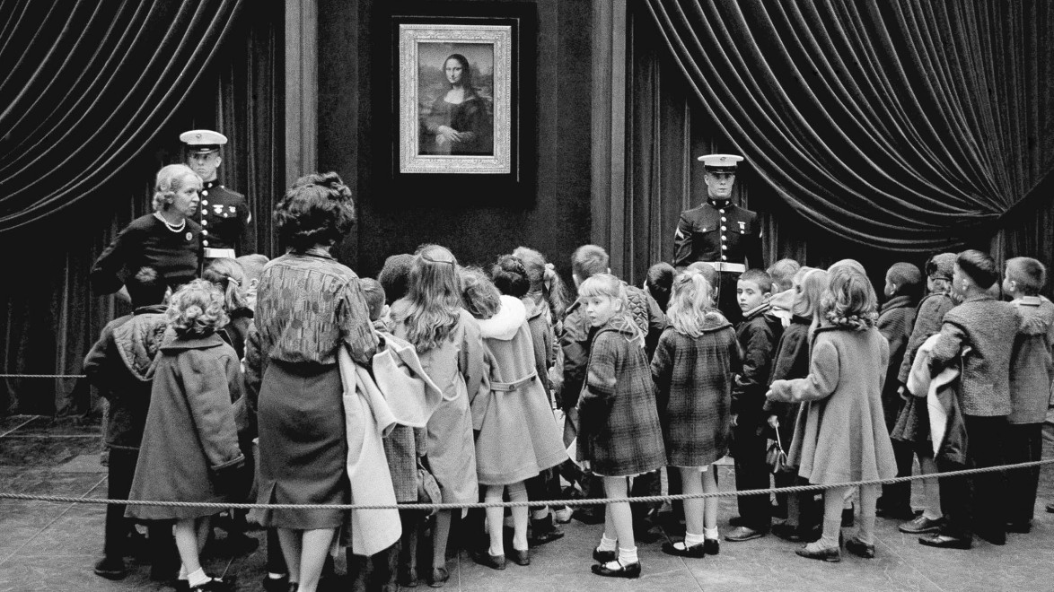 Children view the Mona Lisa painting displayed in a gallery with two guards and an audience in black and white.