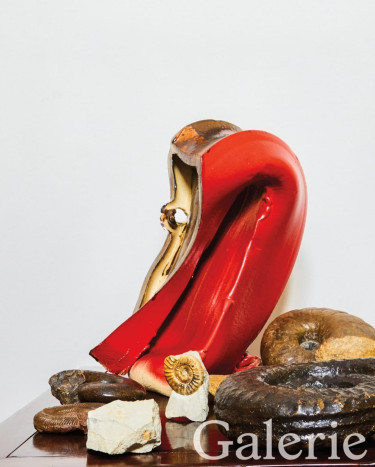 A sculpture by Lynda Benglis is encircled by more of Steir’s collection of fossils and ancient ritual spearheads.