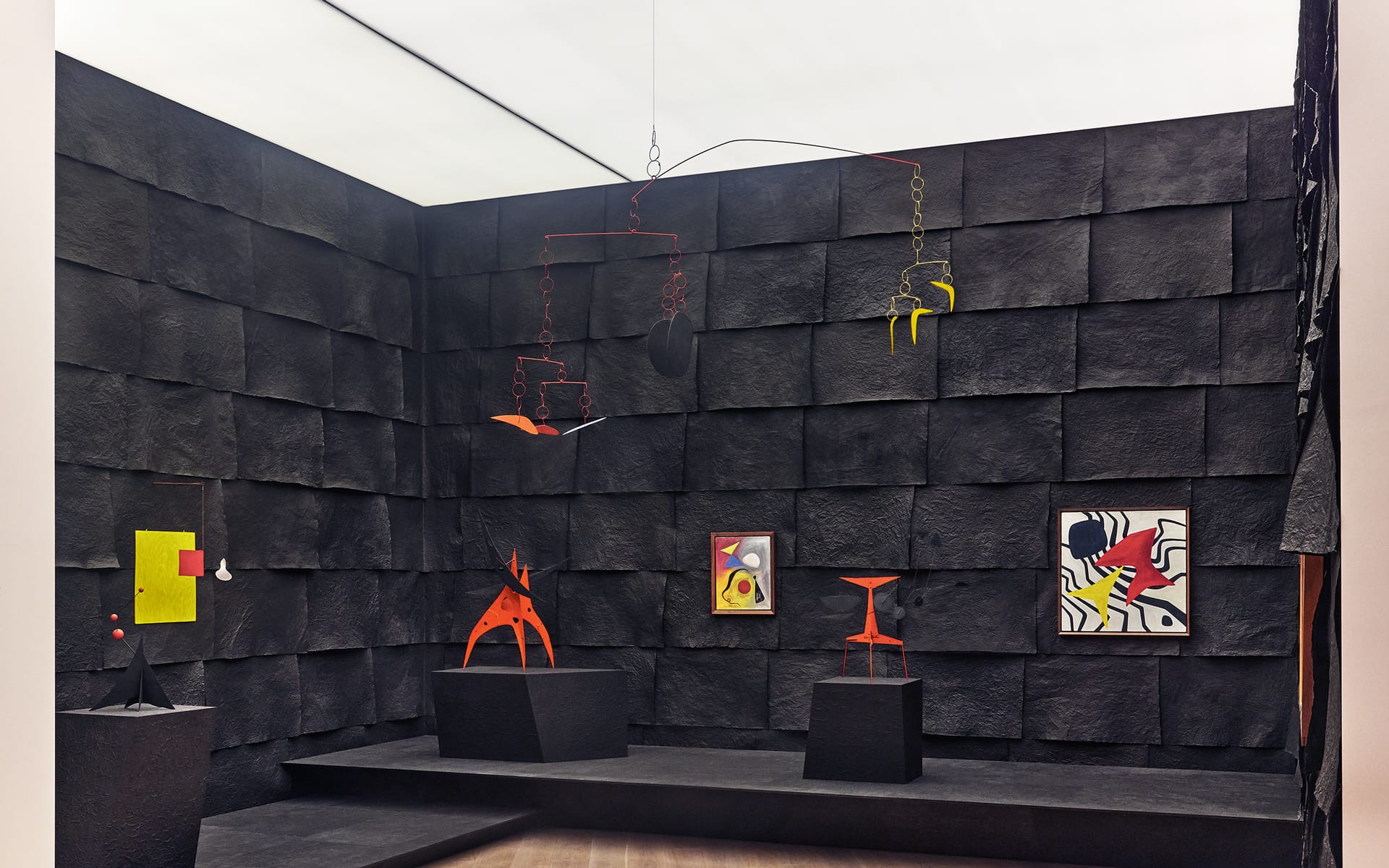 "Calder: Un effet du japonais," shows the impact Japanese culture had on Alexander Calder.