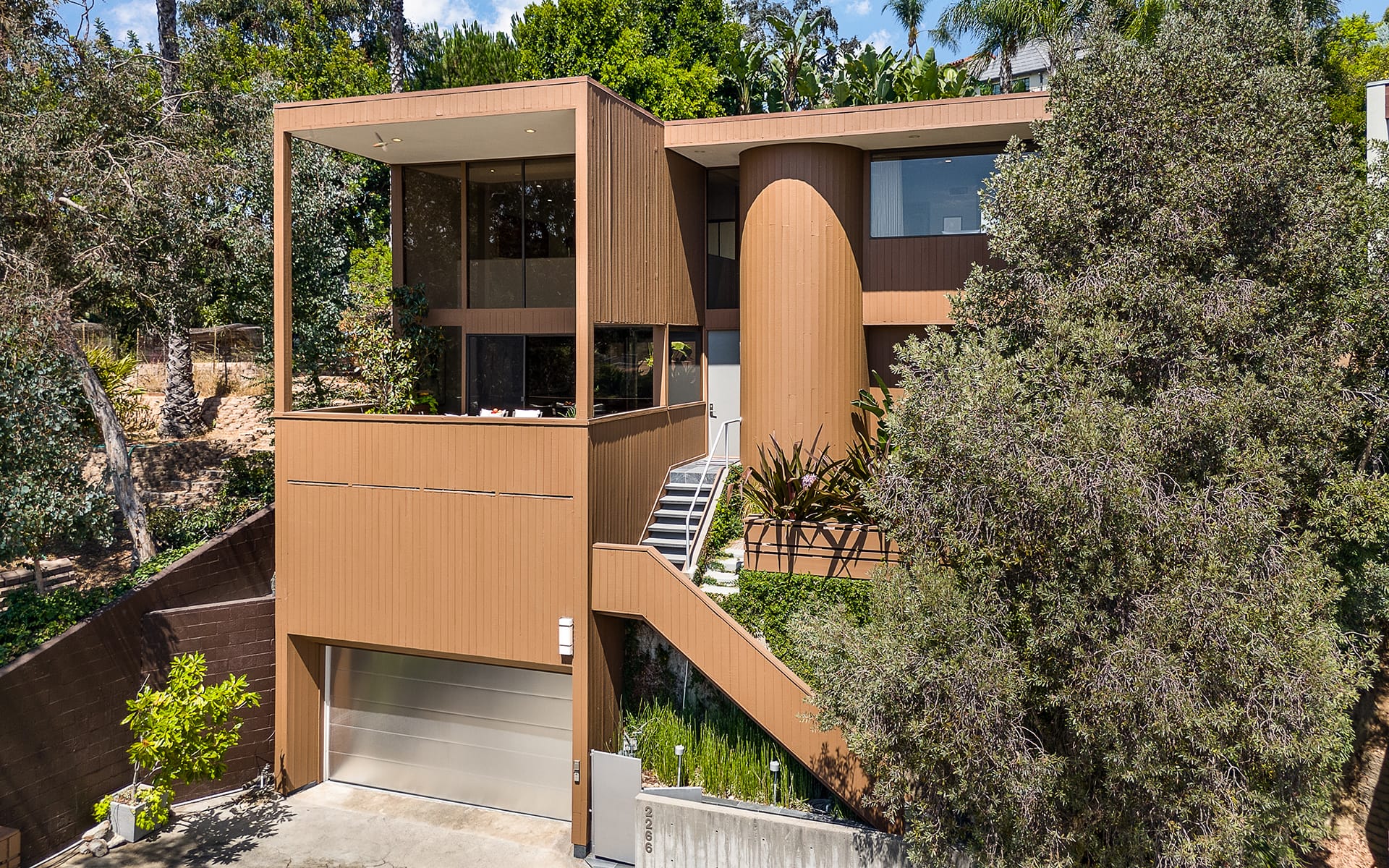 The home—once the personal residence of architect Richard Holme, protégé of Richard Neutra —is on the market for the first time in 39 years.