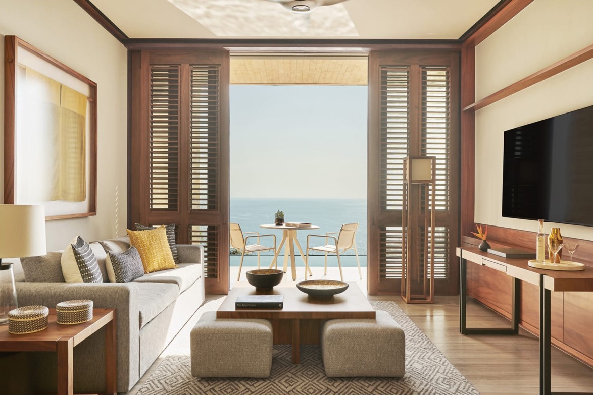 Cliffside suite at Cliffside suite infinity pool at The Four Seasons Resort Tamarindo, México.