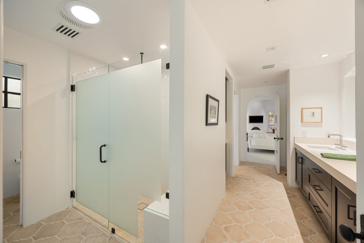 Bath suite at Arnold Palmer's former residence.