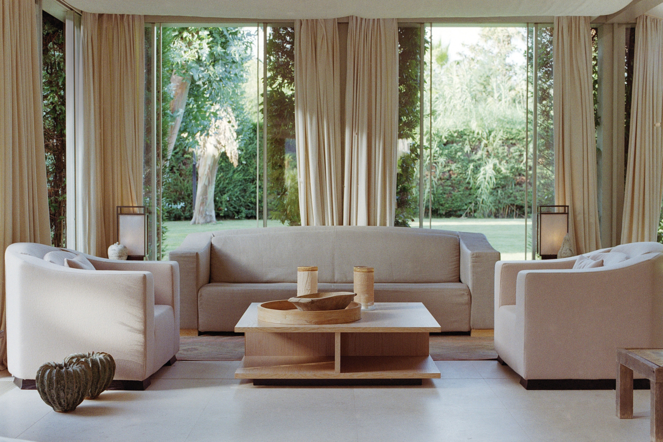 A living area of Giorgio Armani’s home in Saint-Tropez in the south of France features the Dancing coffee table and the Matthew sofa by Armani/Casa.