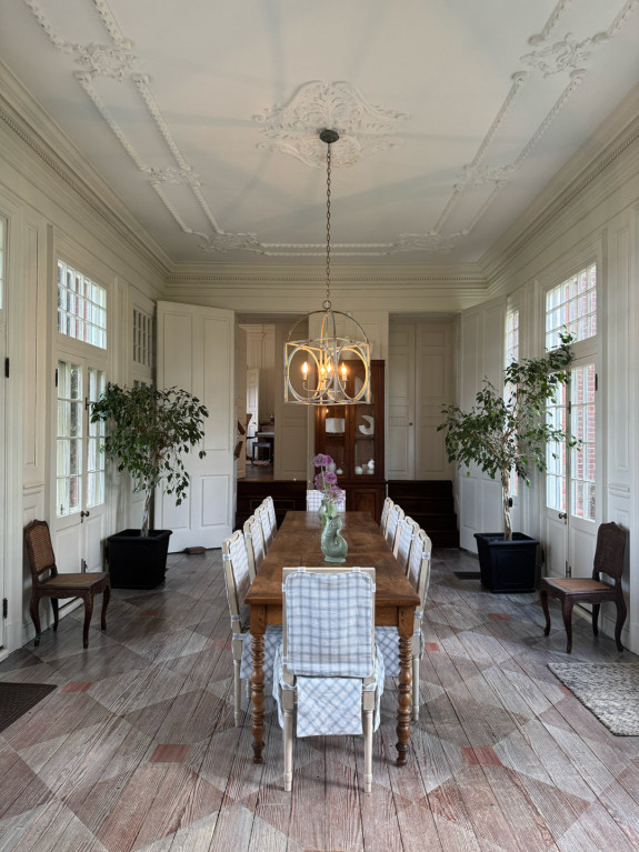 The dining room of Westover Plantation was redesigned by Mark Epstein.
