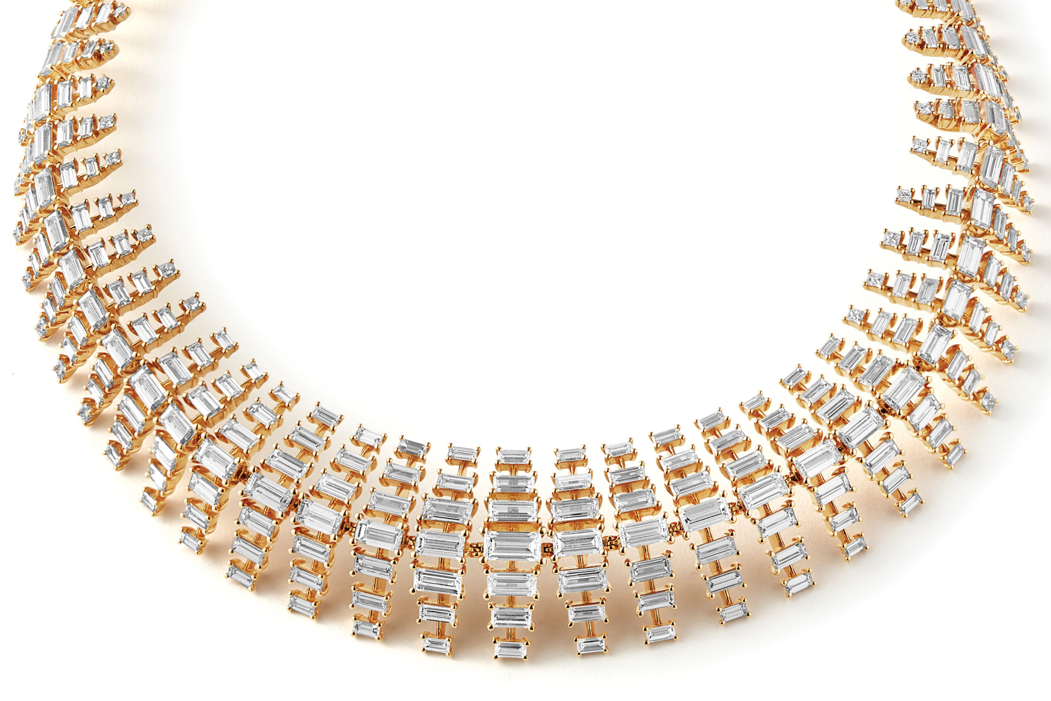 Elegant gold necklace with intricate rectangular diamond pattern.