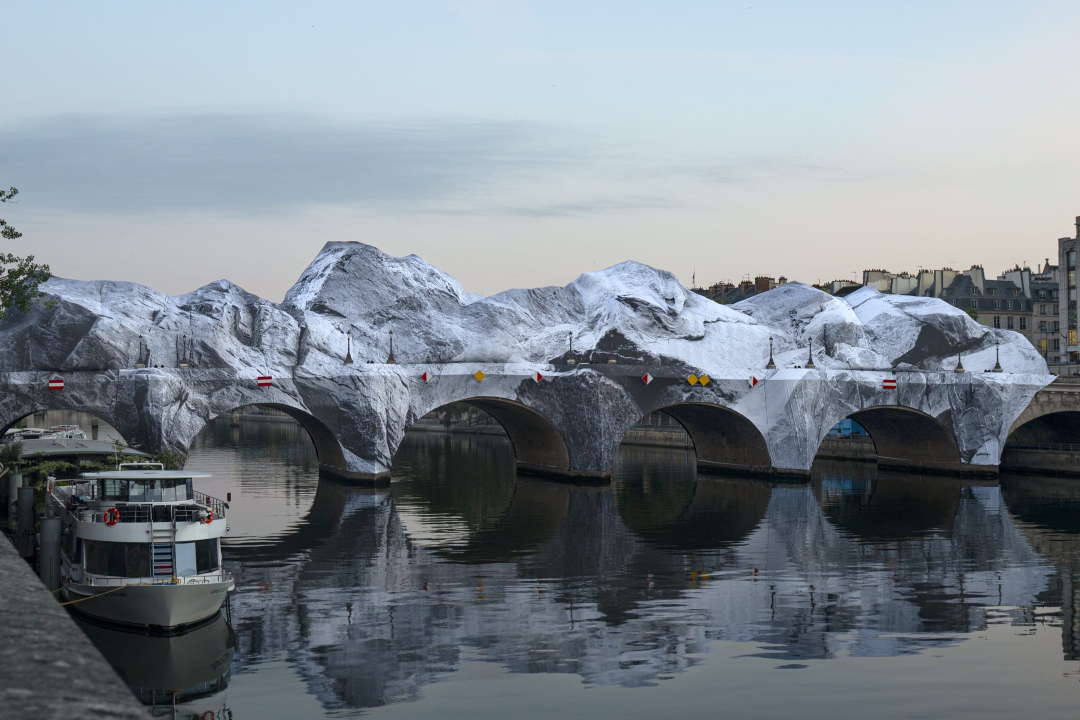 マキシム・モーフラ、「LE PONT DE LEGUENAY, BRUGES」 JR Transforms Pont-Neuf Bridge in Paris with an inflatable “Cave”